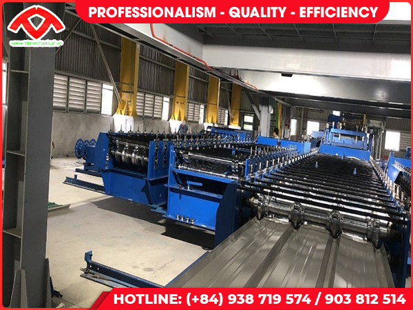 Roll forming machine for sandwich panels line