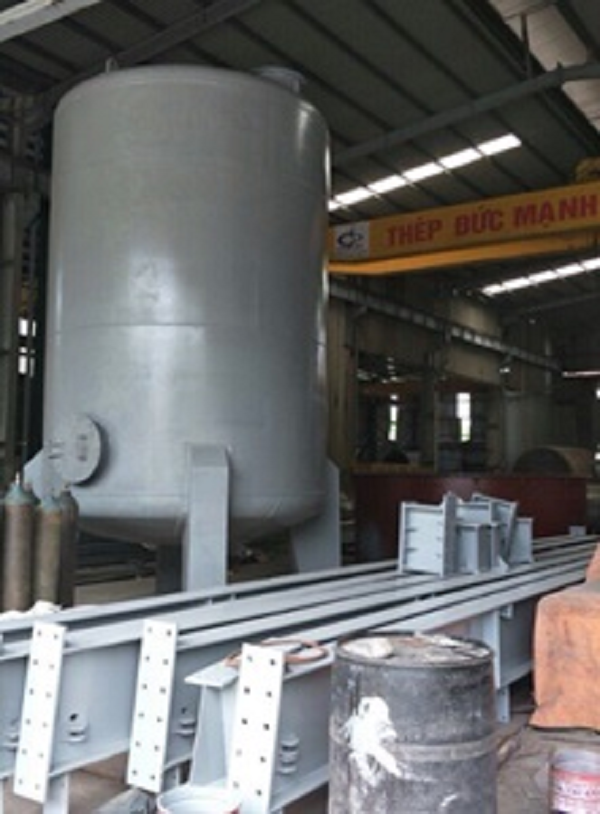 Vertical fuel tank
